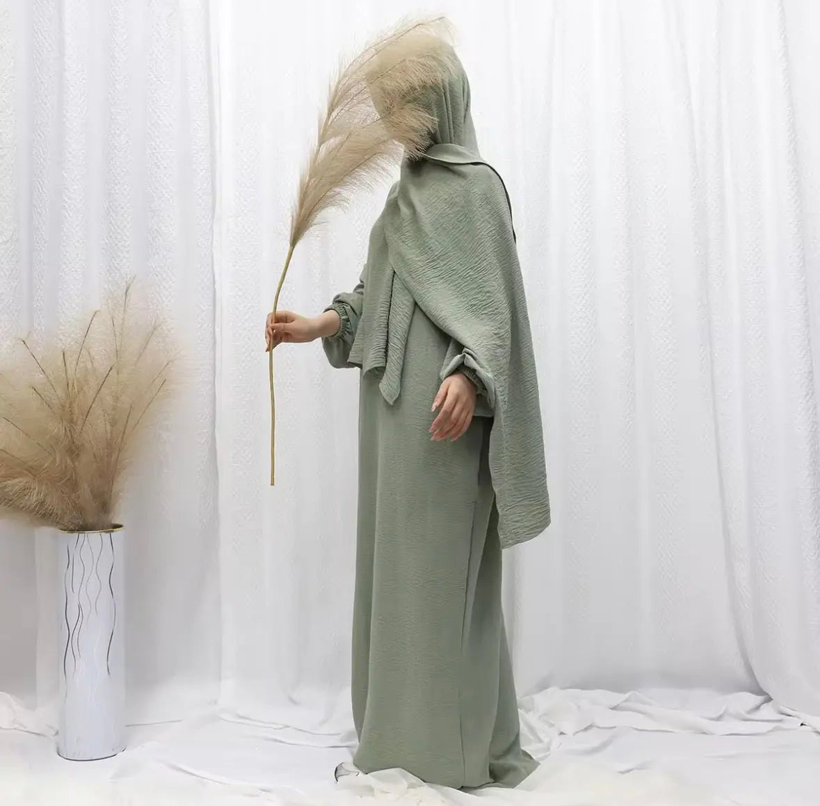 2024 Vente en gros Nouveau style Abaya élégant Dubaï Modeste Jilbab pour femmes musulmanes
Robe longue de couleur unie à la mode avec hijab SMSB 66