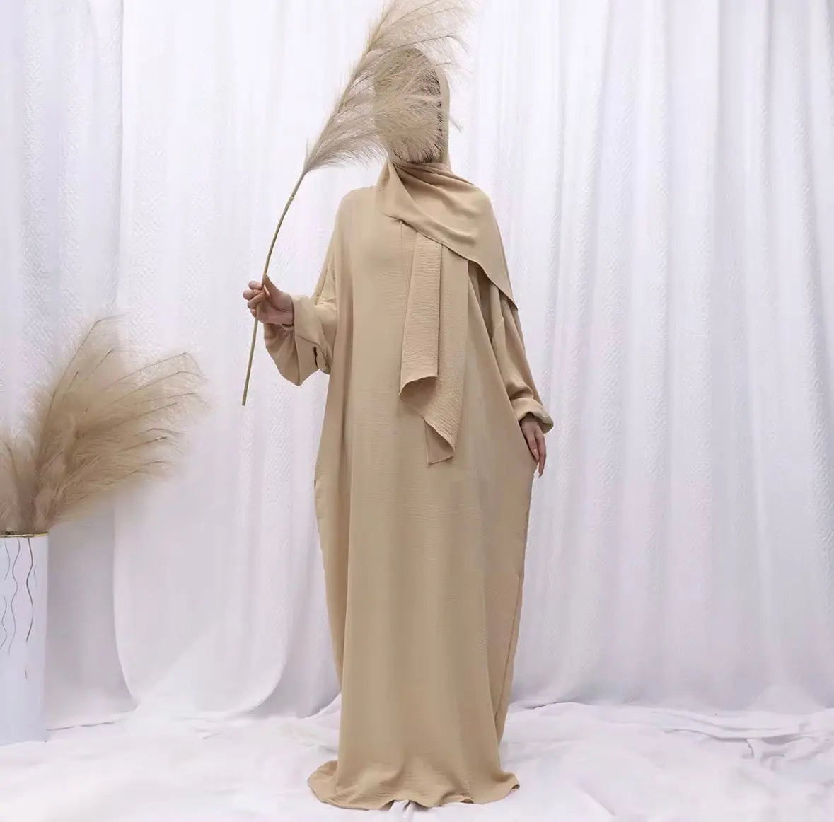 2024 Vente en gros Nouveau style Abaya élégant Dubaï Modeste Jilbab pour femmes musulmanes
Robe longue de couleur unie à la mode avec hijab SMSB 66