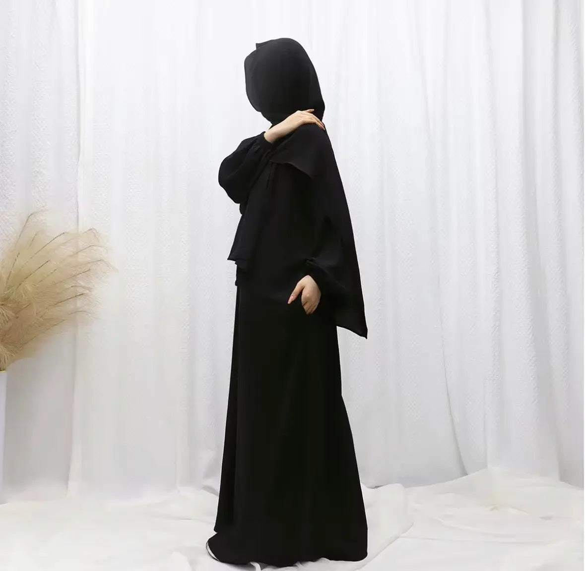 2024 Vente en gros Nouveau style Abaya élégant Dubaï Modeste Jilbab pour femmes musulmanes
Robe longue de couleur unie à la mode avec hijab SMSB 66
