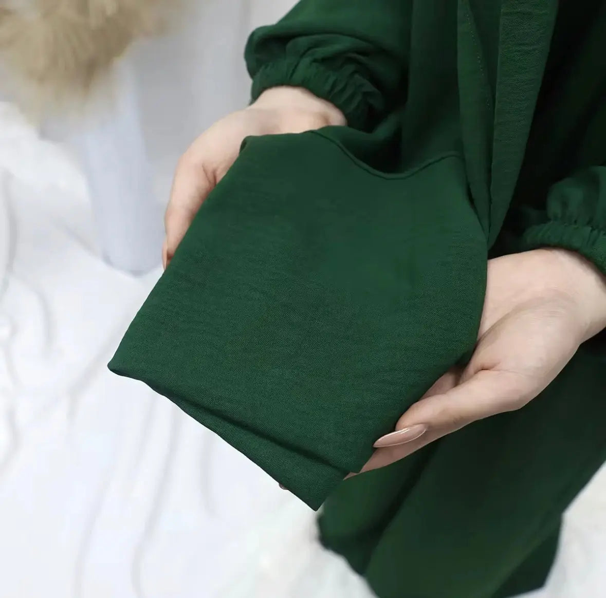 2024 Vente en gros Nouveau style Abaya élégant Dubaï Modeste Jilbab pour femmes musulmanes
Robe longue de couleur unie à la mode avec hijab SMSB 66