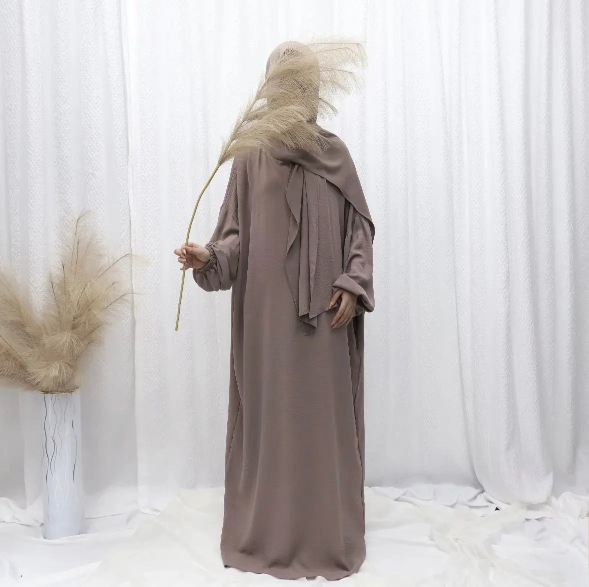 2024 Vente en gros Nouveau style Abaya élégant Dubaï Modeste Jilbab pour femmes musulmanes
Robe longue de couleur unie à la mode avec hijab SMSB 66