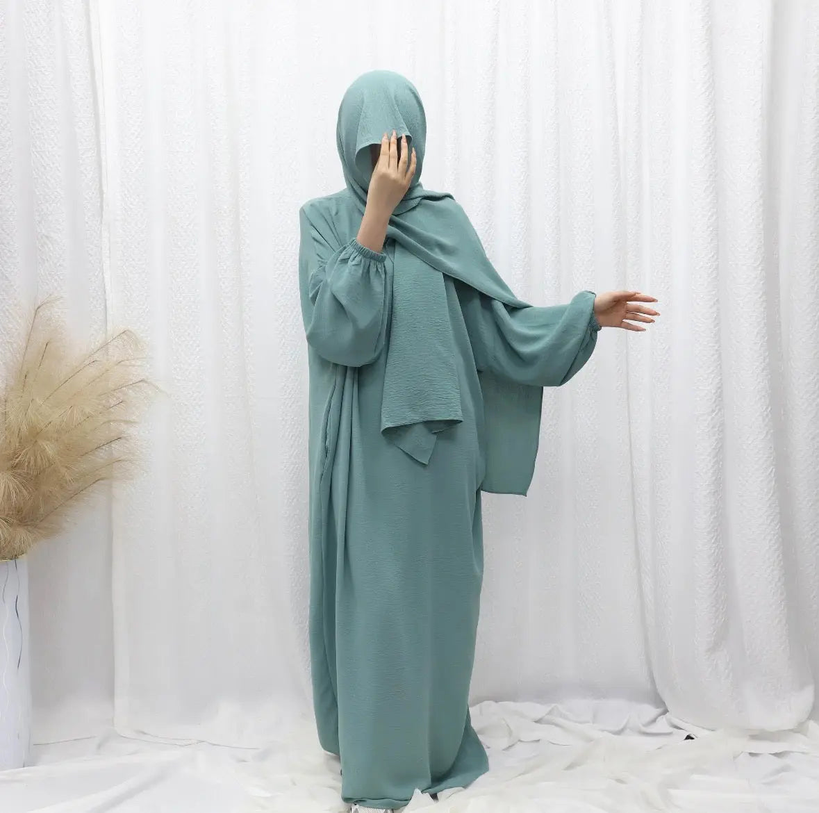 2024 Vente en gros Nouveau style Abaya élégant Dubaï Modeste Jilbab pour femmes musulmanes
Robe longue de couleur unie à la mode avec hijab SMSB 66