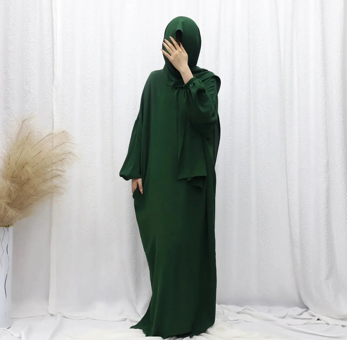 2024 Vente en gros Nouveau style Abaya élégant Dubaï Modeste Jilbab pour femmes musulmanes
Robe longue de couleur unie à la mode avec hijab SMSB 66