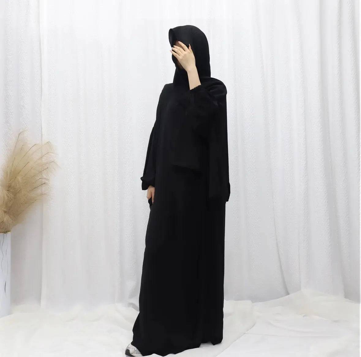 2024 Vente en gros Nouveau style Abaya élégant Dubaï Modeste Jilbab pour femmes musulmanes
Robe longue de couleur unie à la mode avec hijab SMSB 66