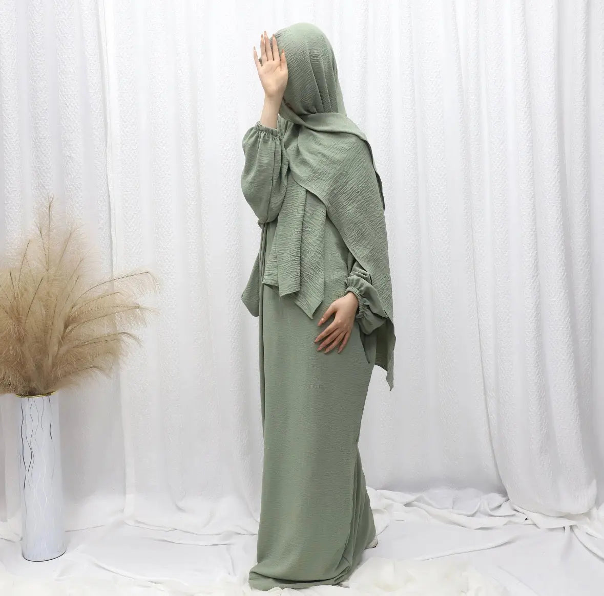 2024 Vente en gros Nouveau style Abaya élégant Dubaï Modeste Jilbab pour femmes musulmanes
Robe longue de couleur unie à la mode avec hijab SMSB 66