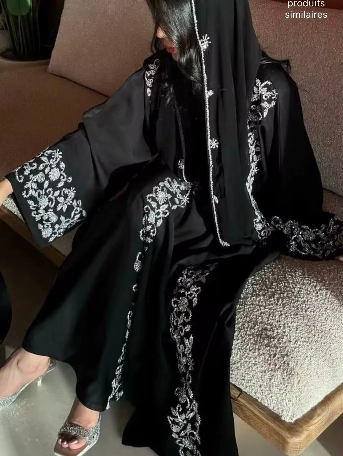 2025 Dubaï Vente en gros Hijab de luxe sur mesure
Abaya musulmane ornée de perles pour femmes
Robe Abaya ouverte décorée d'or français SMSB 66