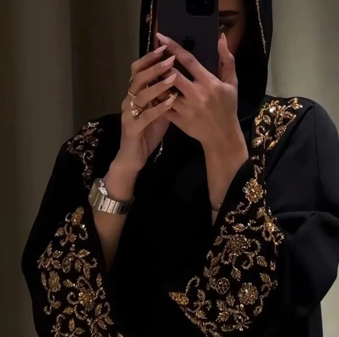 2025 Dubaï Vente en gros Hijab de luxe sur mesure
Abaya musulmane ornée de perles pour femmes
Robe Abaya ouverte décorée d'or français SMSB 66