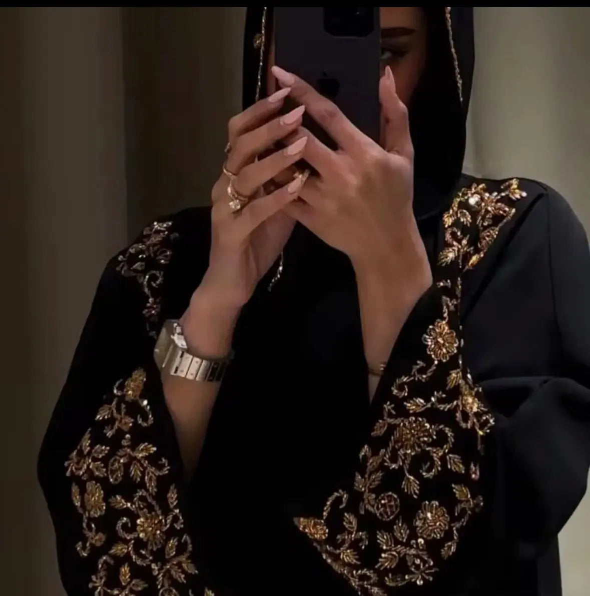 2025 Dubaï Vente en gros Hijab de luxe sur mesure
Abaya musulmane ornée de perles pour femmes
Robe Abaya ouverte décorée d'or français SMSB 66