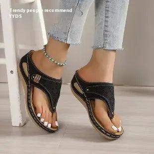 European and American flip-flops women's non slip outdoor wedge sandals in black with split toe design
