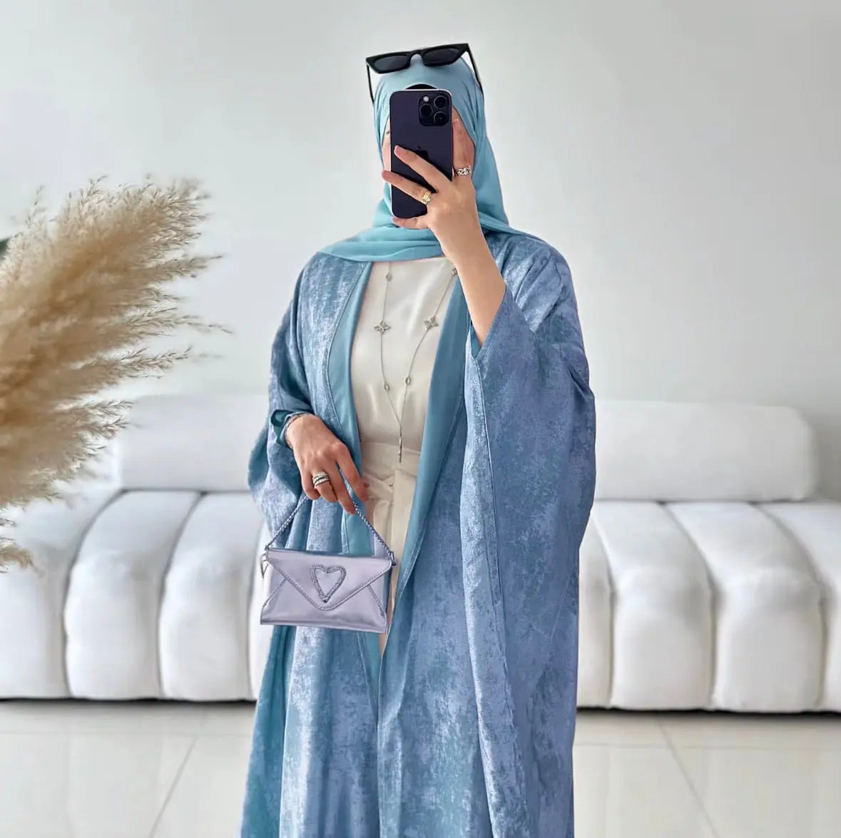 Abaya de gros Sharut Dubai 2024 Kaftan modeste turc
Kimono élégant à manches chauve-souris en satin brillant et scintillant Abaya pour femmes, robe musulmane SMSB 66