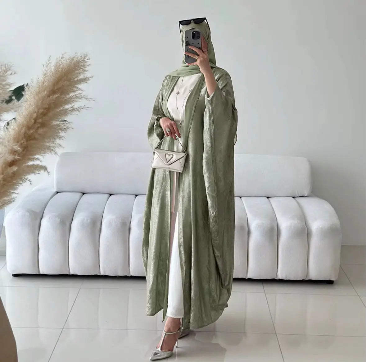 Abaya de gros Sharut Dubai 2024 Kaftan modeste turc
Kimono élégant à manches chauve-souris en satin brillant et scintillant Abaya pour femmes, robe musulmane SMSB 66