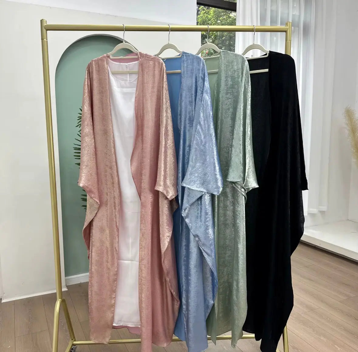 Abaya de gros Sharut Dubai 2024 Kaftan modeste turc
Kimono élégant à manches chauve-souris en satin brillant et scintillant Abaya pour femmes, robe musulmane SMSB 66