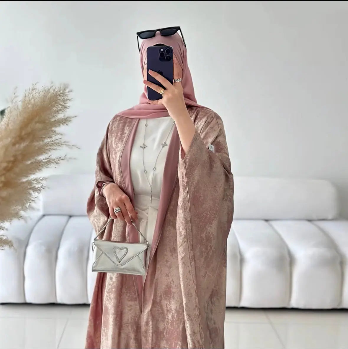 Abaya de gros Sharut Dubai 2024 Kaftan modeste turc
Kimono élégant à manches chauve-souris en satin brillant et scintillant Abaya pour femmes, robe musulmane SMSB 66