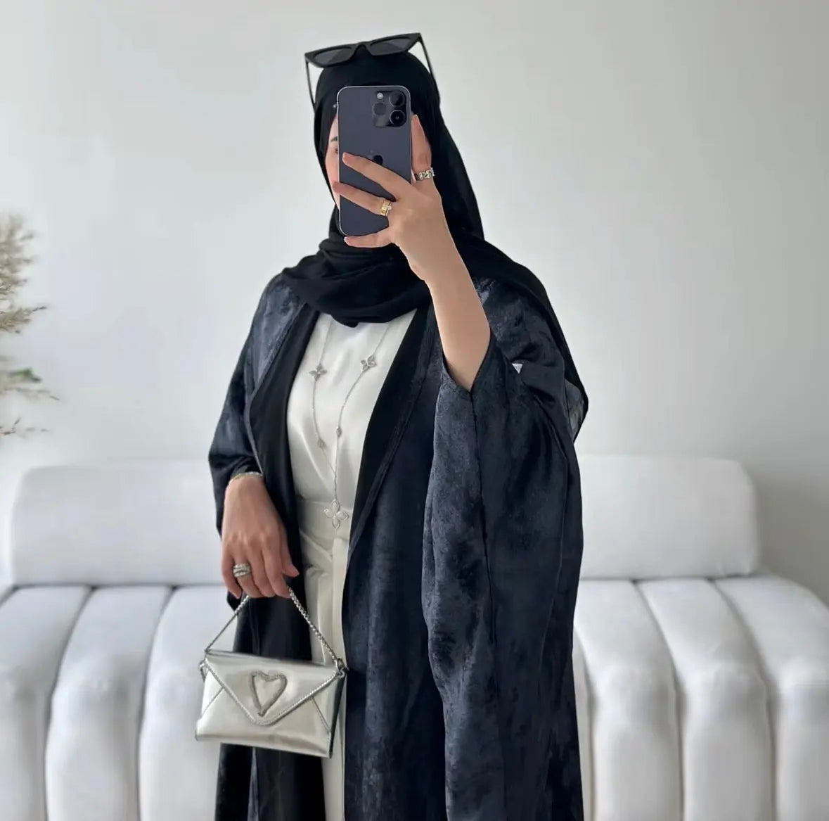 Abaya de gros Sharut Dubai 2024 Kaftan modeste turc
Kimono élégant à manches chauve-souris en satin brillant et scintillant Abaya pour femmes, robe musulmane SMSB 66