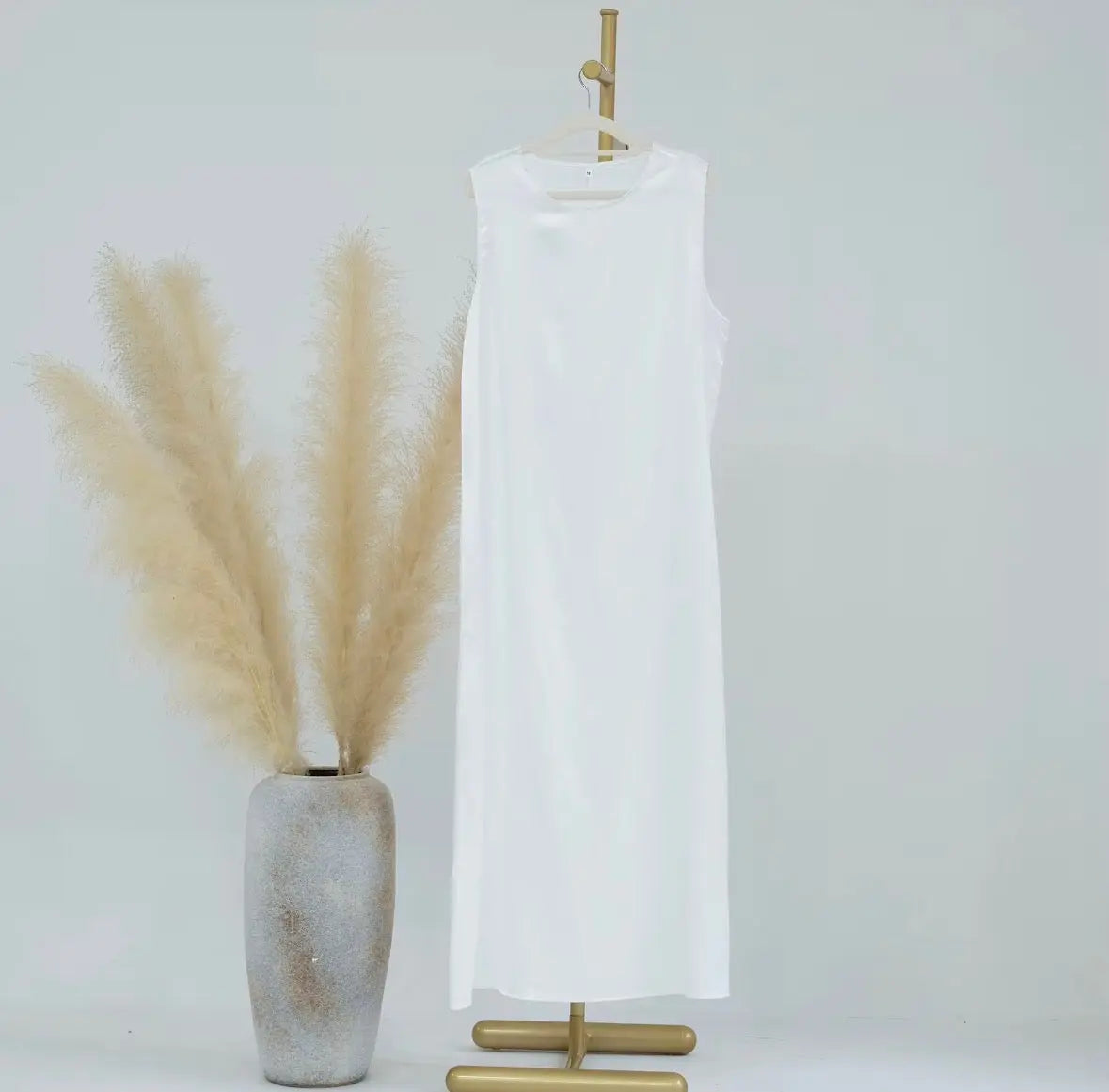 Abaya de gros Sharut Dubai 2024 Kaftan modeste turc
Kimono élégant à manches chauve-souris en satin brillant et scintillant Abaya pour femmes, robe musulmane SMSB 66