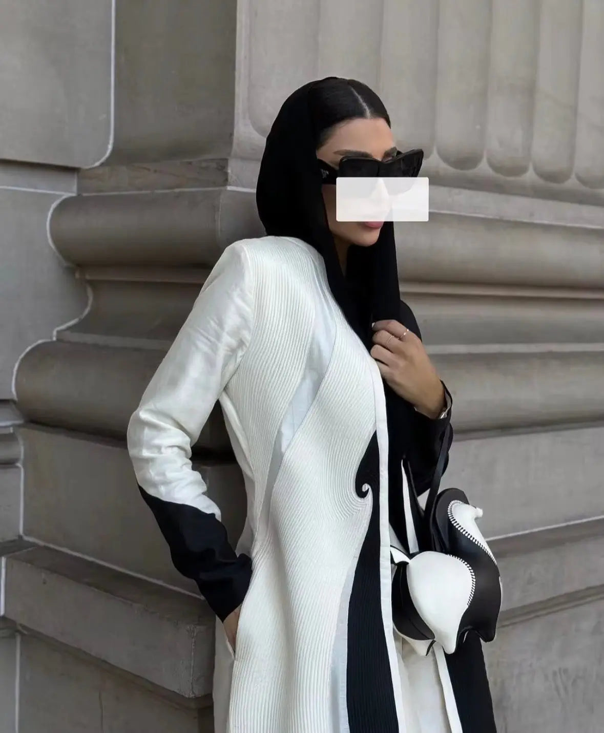 Classique Abaya 2025 Abaya Nouvelle Haute Couture Noir et Blanc Couture Conception Simple pour Filles Kimono
Musulman Mince Manteau Arabe Abaya SMSB 66