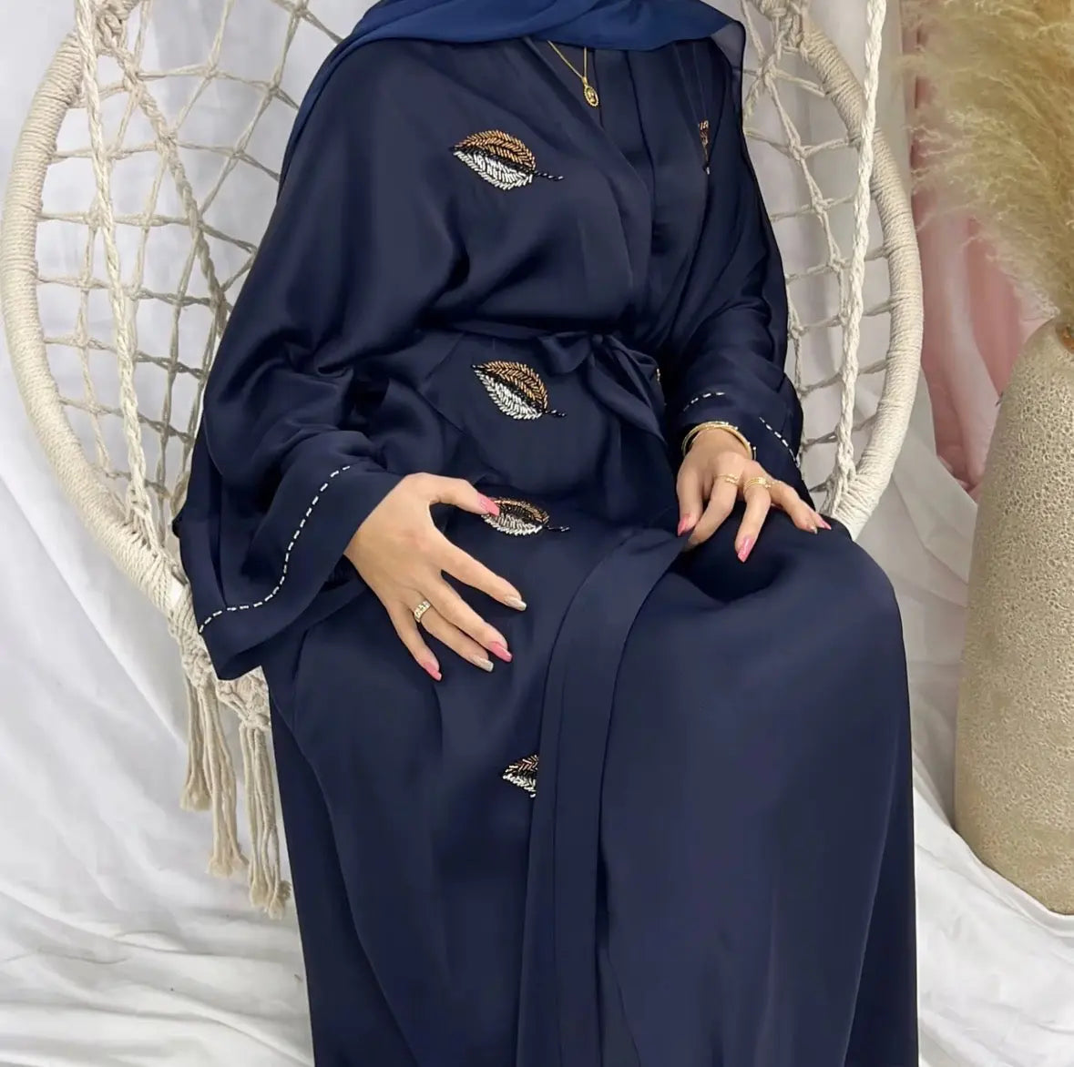 Eid Ramadan Dubai Open Abaya Musulmane Luxueuse
Brodée Cardigan Robe de Soirée Formelle Robe Intérieure
Vêtements Islamiques SMSB 66
