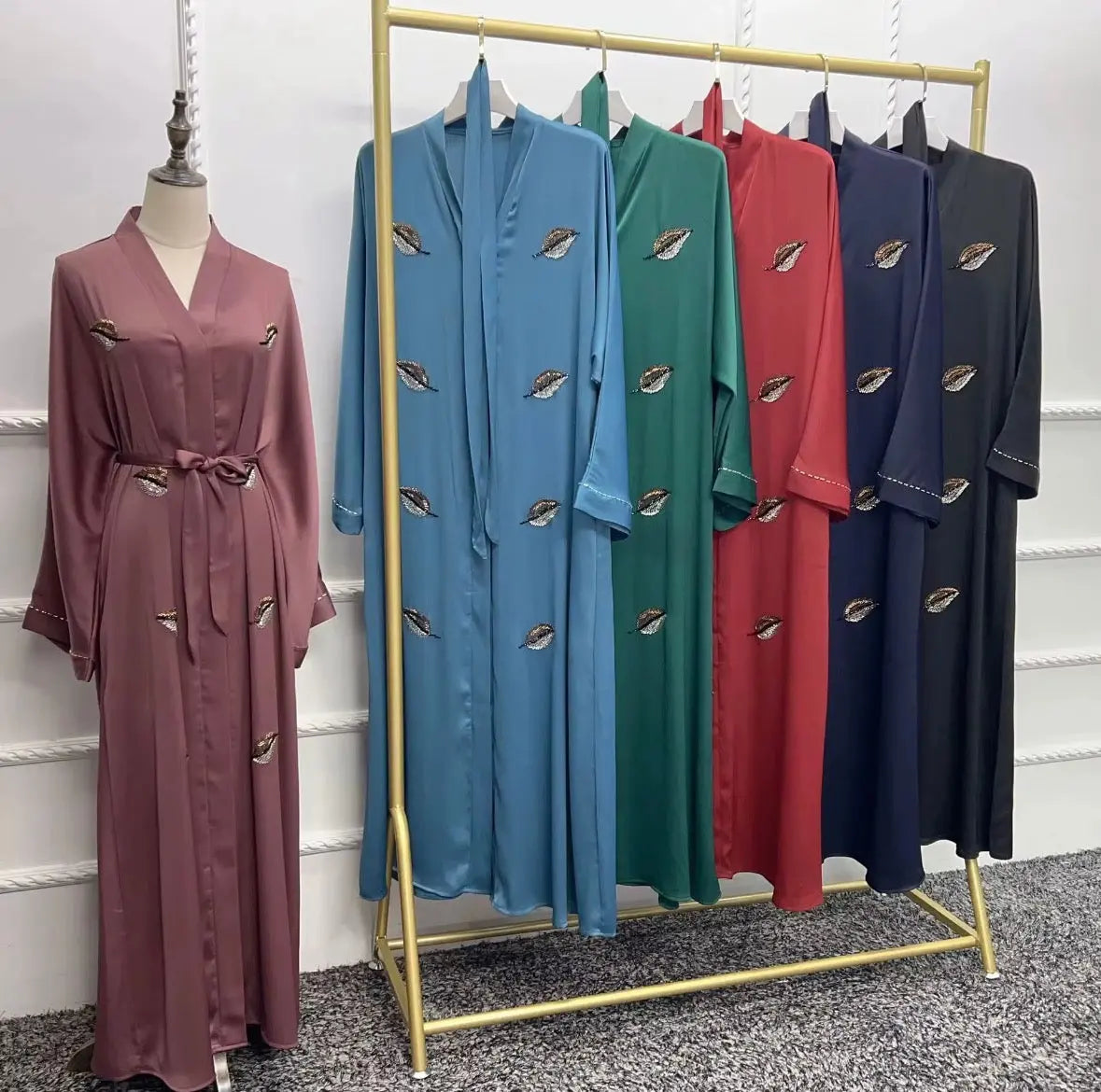 Eid Ramadan Dubai Open Abaya Musulmane Luxueuse
Brodée Cardigan Robe de Soirée Formelle Robe Intérieure
Vêtements Islamiques SMSB 66