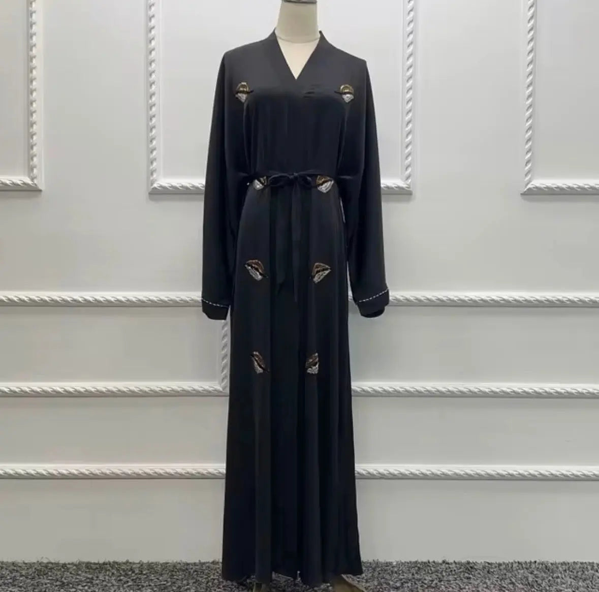 Eid Ramadan Dubai Open Abaya Musulmane Luxueuse
Brodée Cardigan Robe de Soirée Formelle Robe Intérieure
Vêtements Islamiques SMSB 66