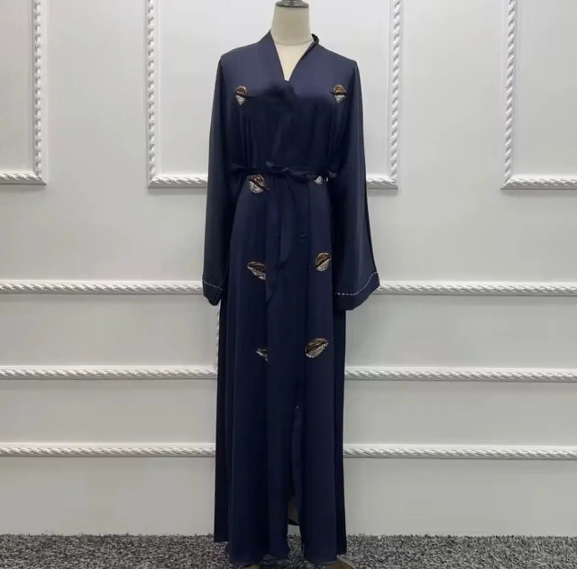 Eid Ramadan Dubai Open Abaya Musulmane Luxueuse
Brodée Cardigan Robe de Soirée Formelle Robe Intérieure
Vêtements Islamiques SMSB 66