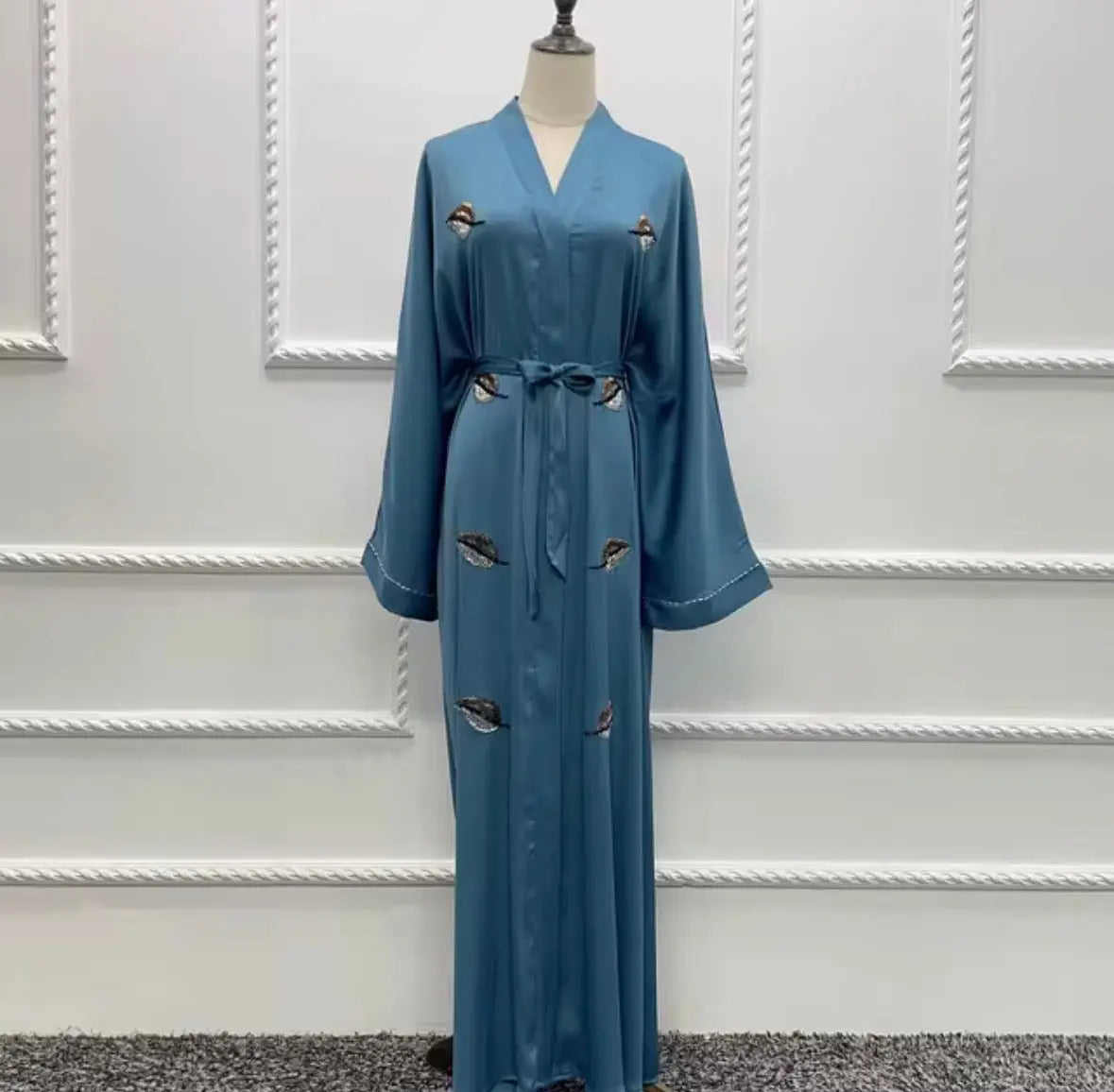 Eid Ramadan Dubai Open Abaya Musulmane Luxueuse
Brodée Cardigan Robe de Soirée Formelle Robe Intérieure
Vêtements Islamiques SMSB 66