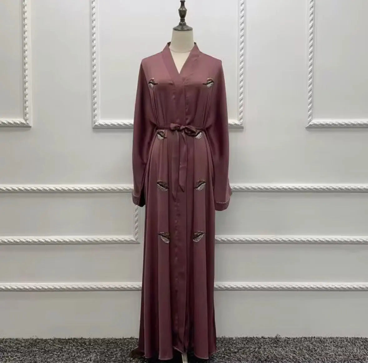 Eid Ramadan Dubai Open Abaya Musulmane Luxueuse
Brodée Cardigan Robe de Soirée Formelle Robe Intérieure
Vêtements Islamiques SMSB 66