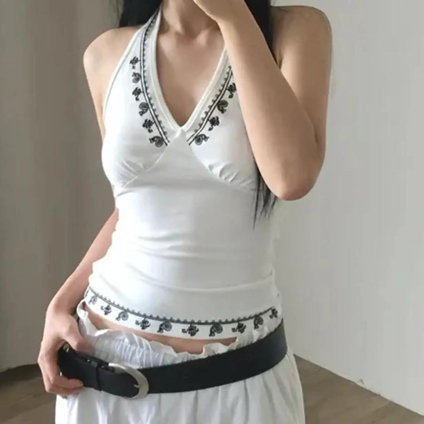 Versatile slim fit V-neck slim fit and slimming top with hanging neck eprolo