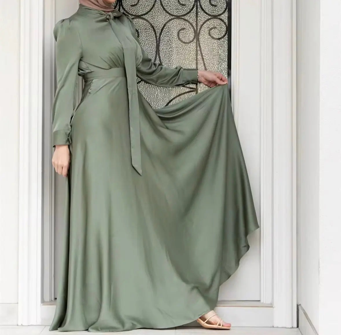 Robe Abaya fermée en satin brillant de luxe, tenue modeste et élégante pour soirée, douce et tendance, robe pour femmes musulmanes de Dubaï, vêtements islamiques, vente en gros d'Abaya SMSB 66