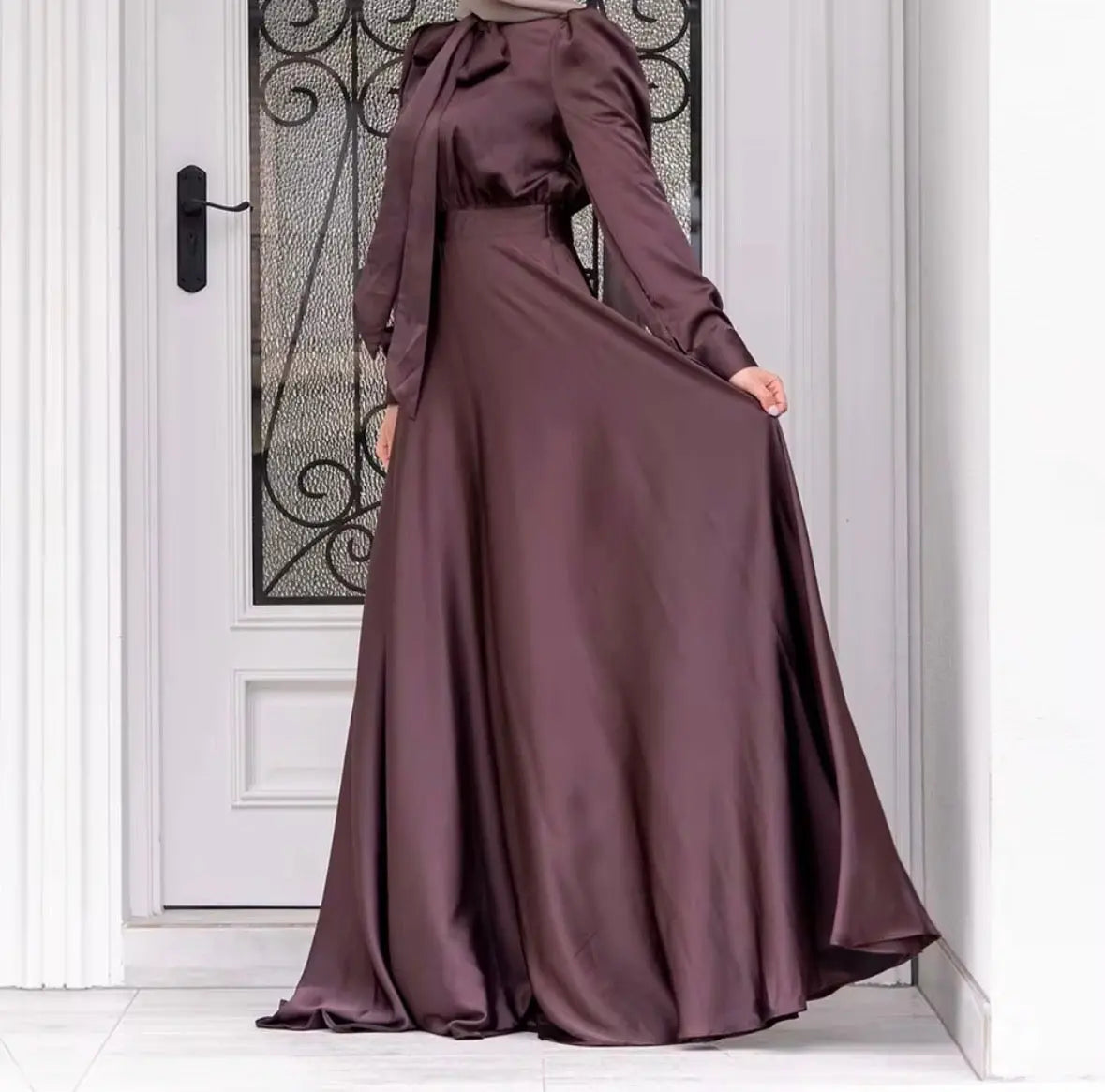 Robe Abaya fermée en satin brillant de luxe, tenue modeste et élégante pour soirée, douce et tendance, robe pour femmes musulmanes de Dubaï, vêtements islamiques, vente en gros d'Abaya SMSB 66
