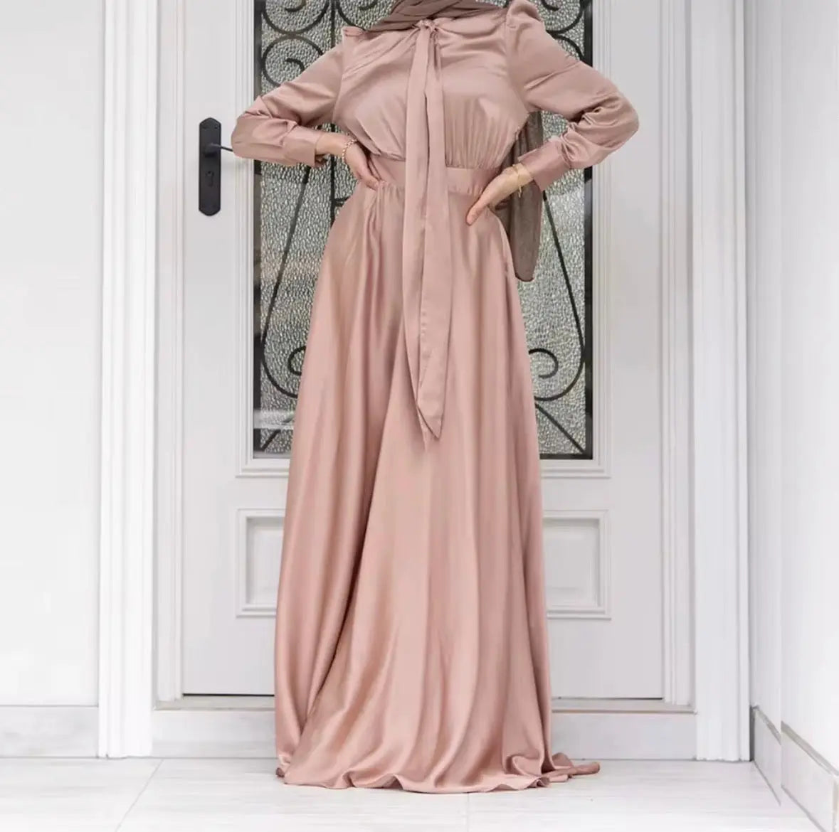 Robe Abaya fermée en satin brillant de luxe, tenue modeste et élégante pour soirée, douce et tendance, robe pour femmes musulmanes de Dubaï, vêtements islamiques, vente en gros d'Abaya SMSB 66