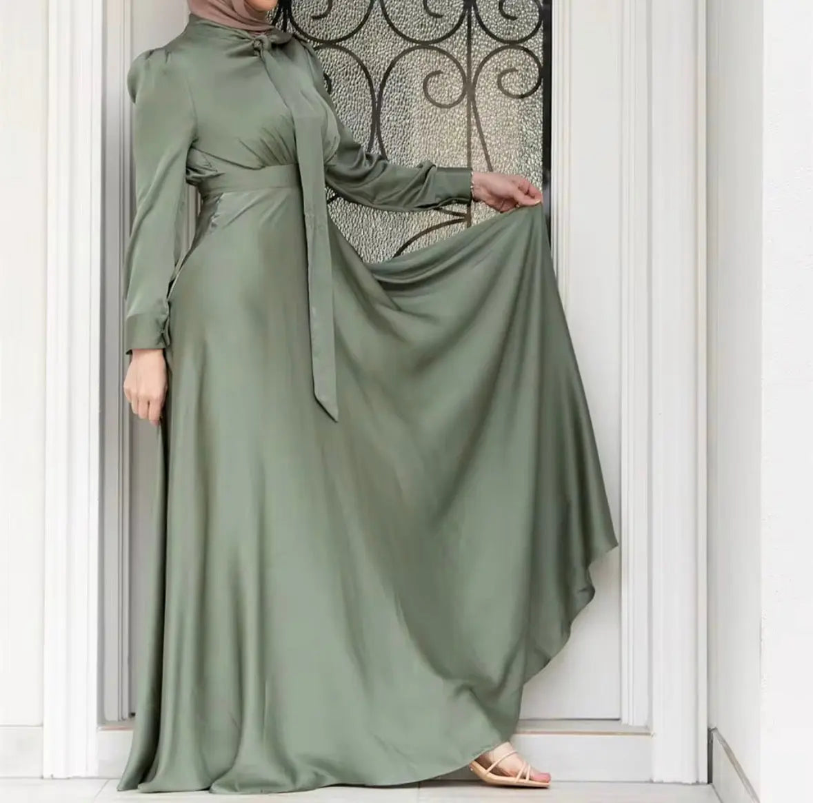 Robe Abaya fermée en satin brillant de luxe, tenue modeste et élégante pour soirée, douce et tendance, robe pour femmes musulmanes de Dubaï, vêtements islamiques, vente en gros d'Abaya SMSB 66