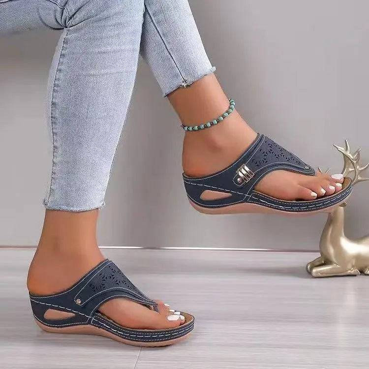 European and American flip-flops women's non-slip outdoor wedge sandals in black with split toe design